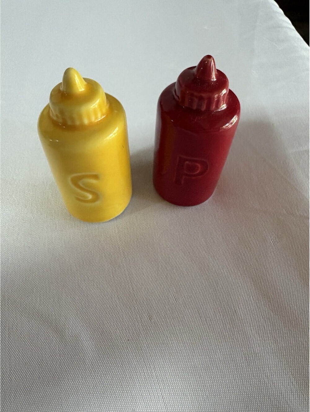Cracker Barrel Mini Ketchup and Mustard Salt & Pepper Shakers Approx 2.25 x1